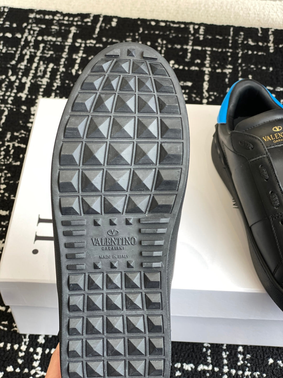 LuxluxHouse Best Quality Shoes Valentino