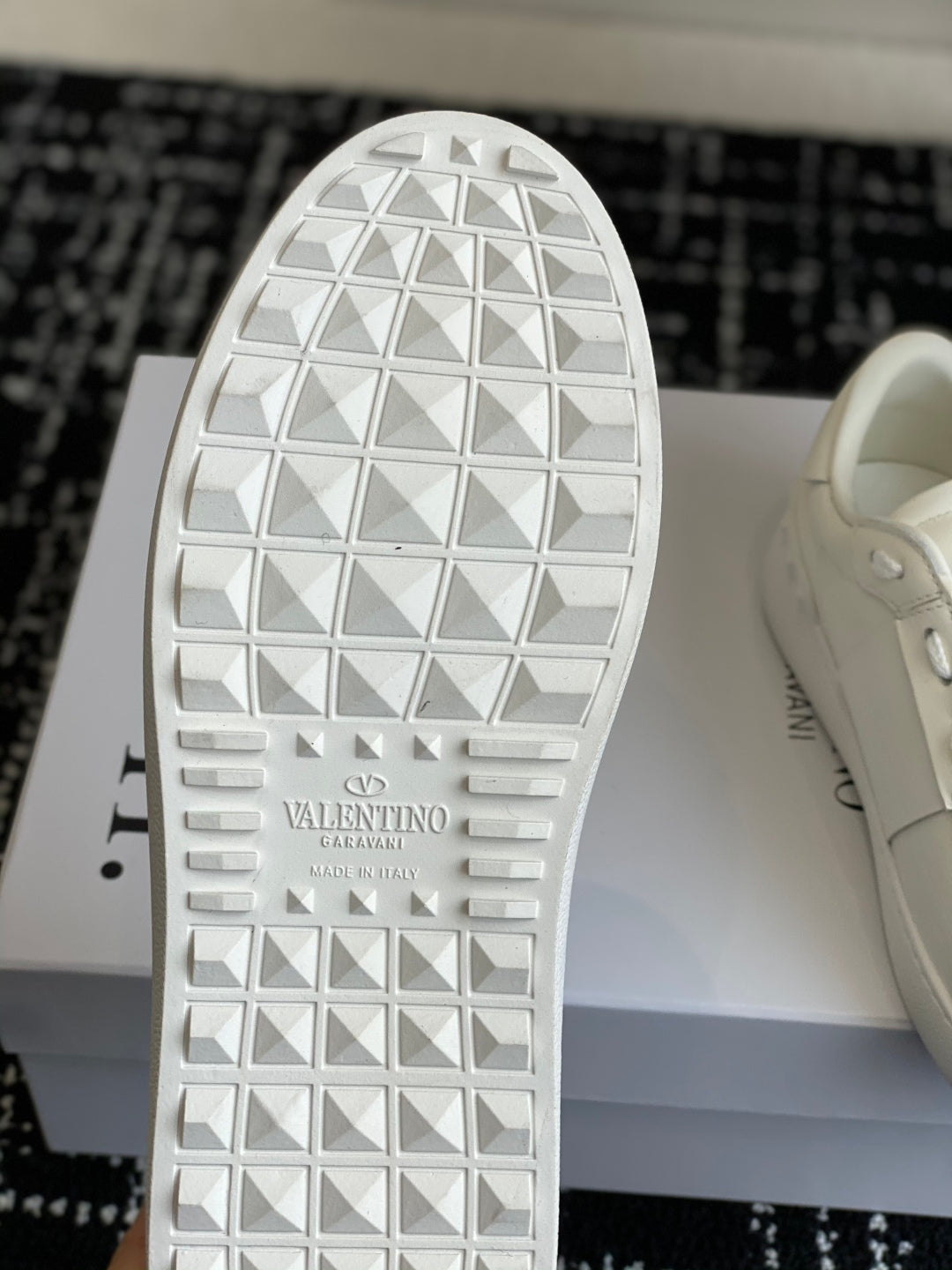 LuxluxHouse Best Quality Shoes Valentino