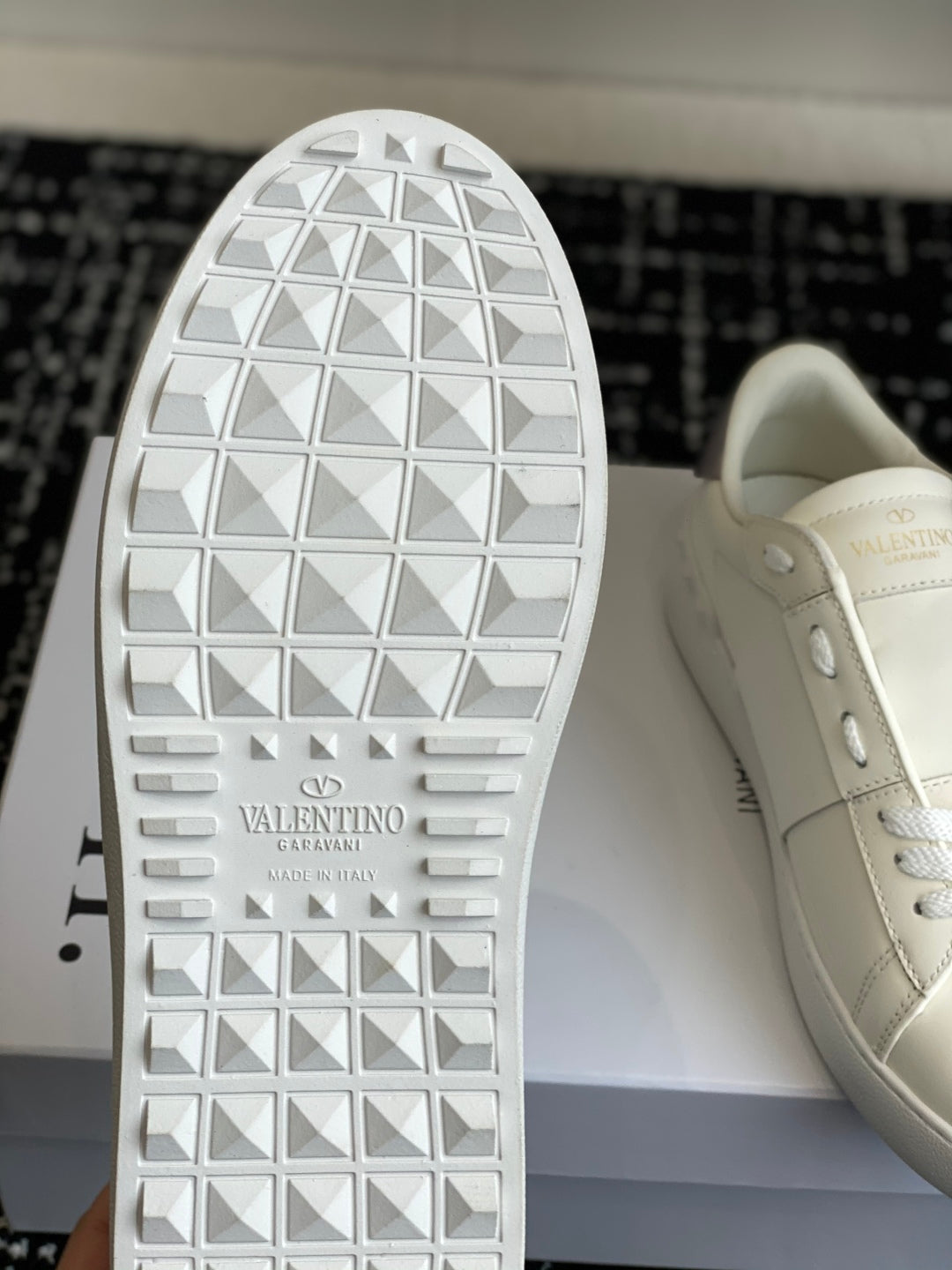 LuxluxHouse Best Quality Shoes Valentino