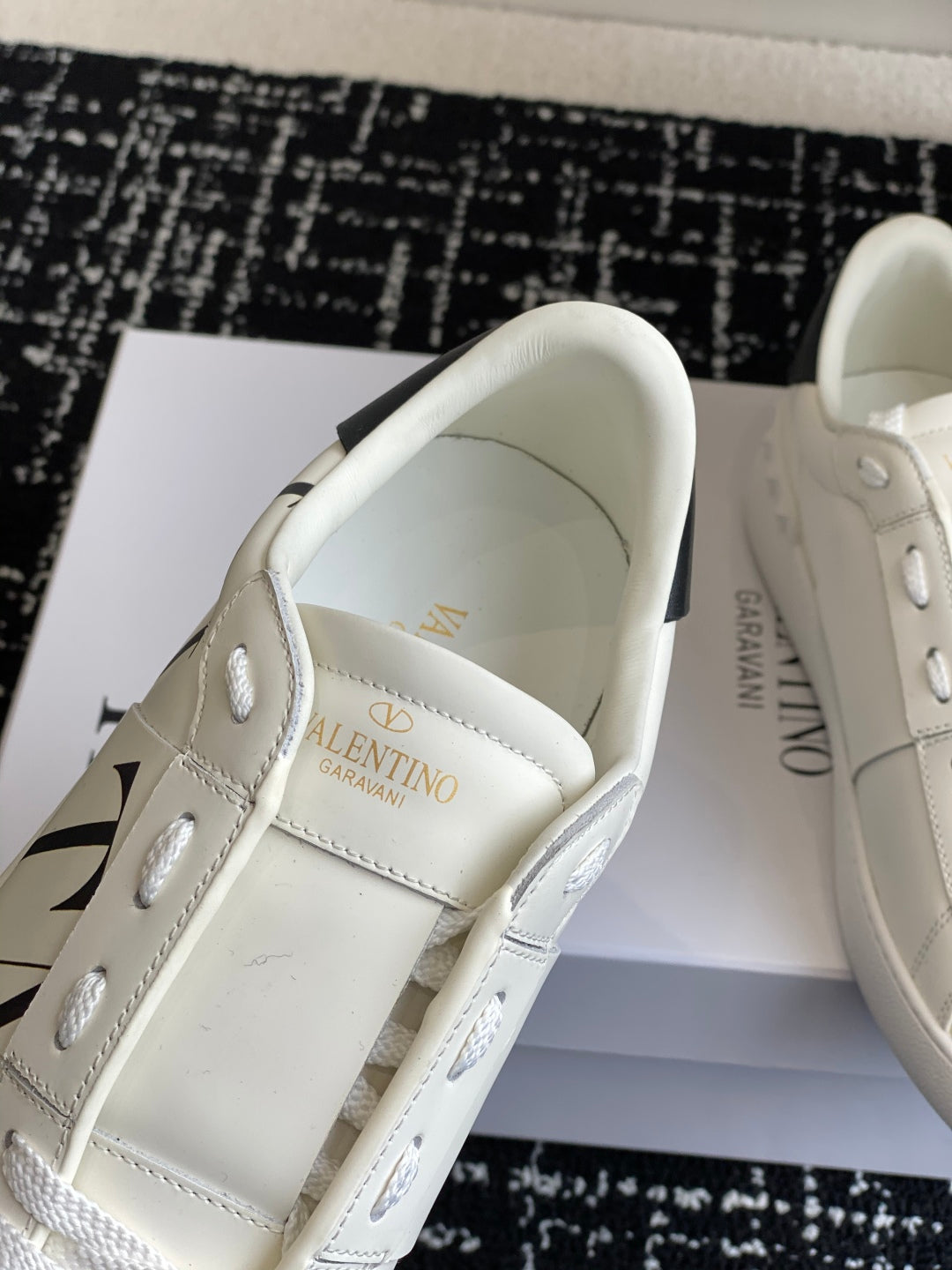 LuxluxHouse Best Quality Shoes Valentino