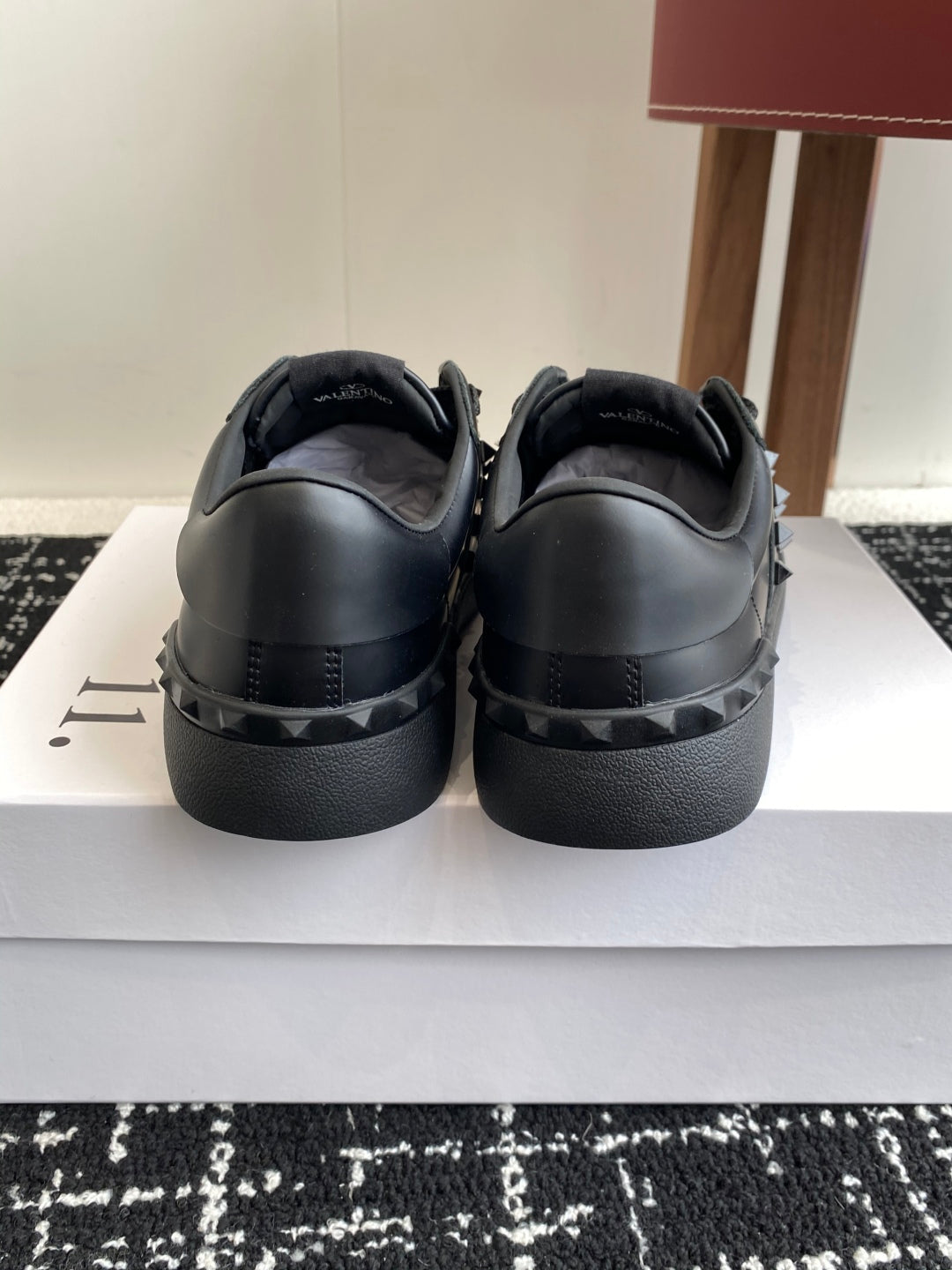 LuxluxHouse Best Quality Shoes Valentino