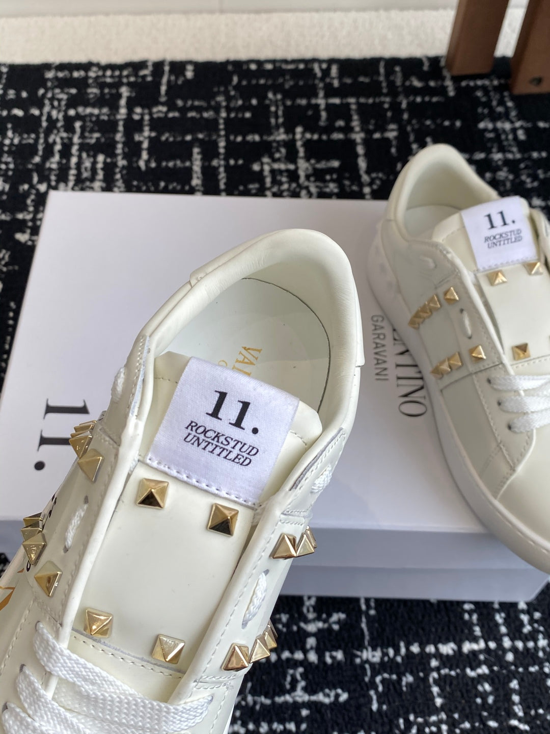 LuxluxHouse Best Quality Shoes Valentino