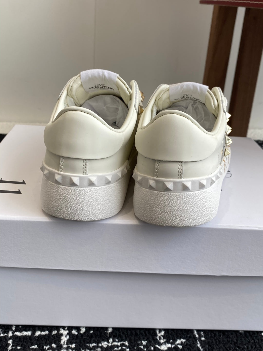 LuxluxHouse Best Quality Shoes Valentino