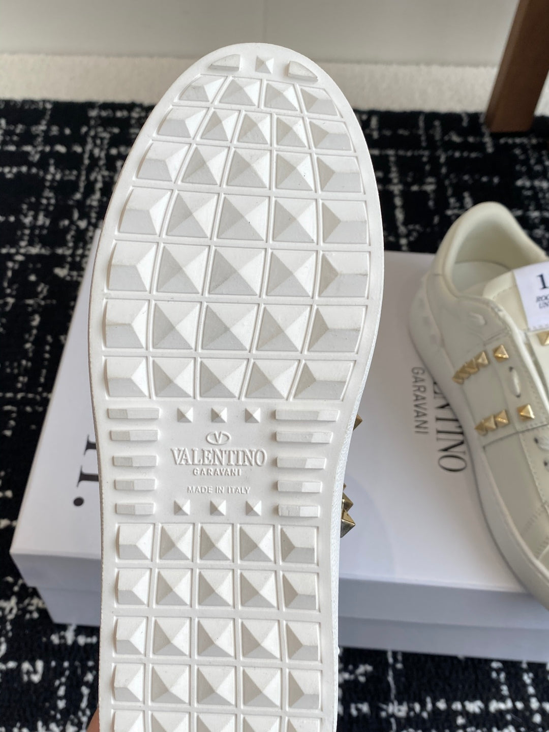 LuxluxHouse Best Quality Shoes Valentino