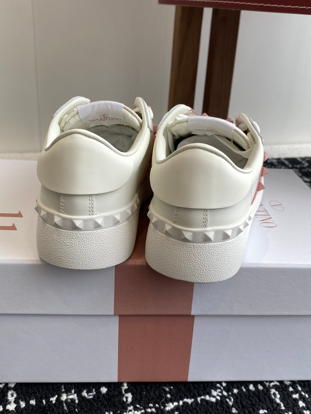 LuxluxHouse Best Quality Shoes Valentino