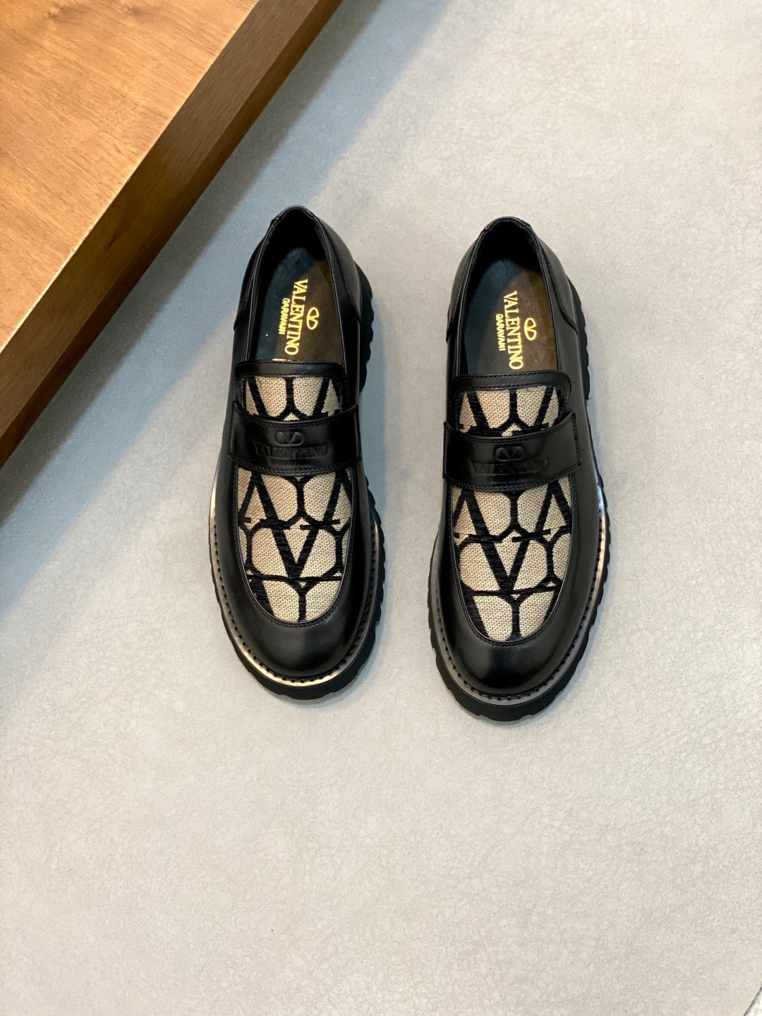 LuxluxHouse Best Quality Shoes Valentino