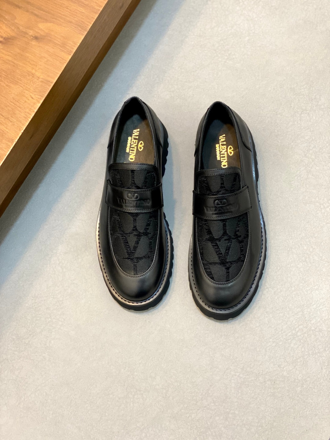 LuxluxHouse Best Quality Shoes Valentino