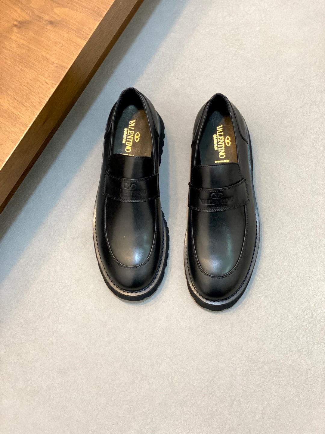 LuxluxHouse Best Quality Shoes Valentino