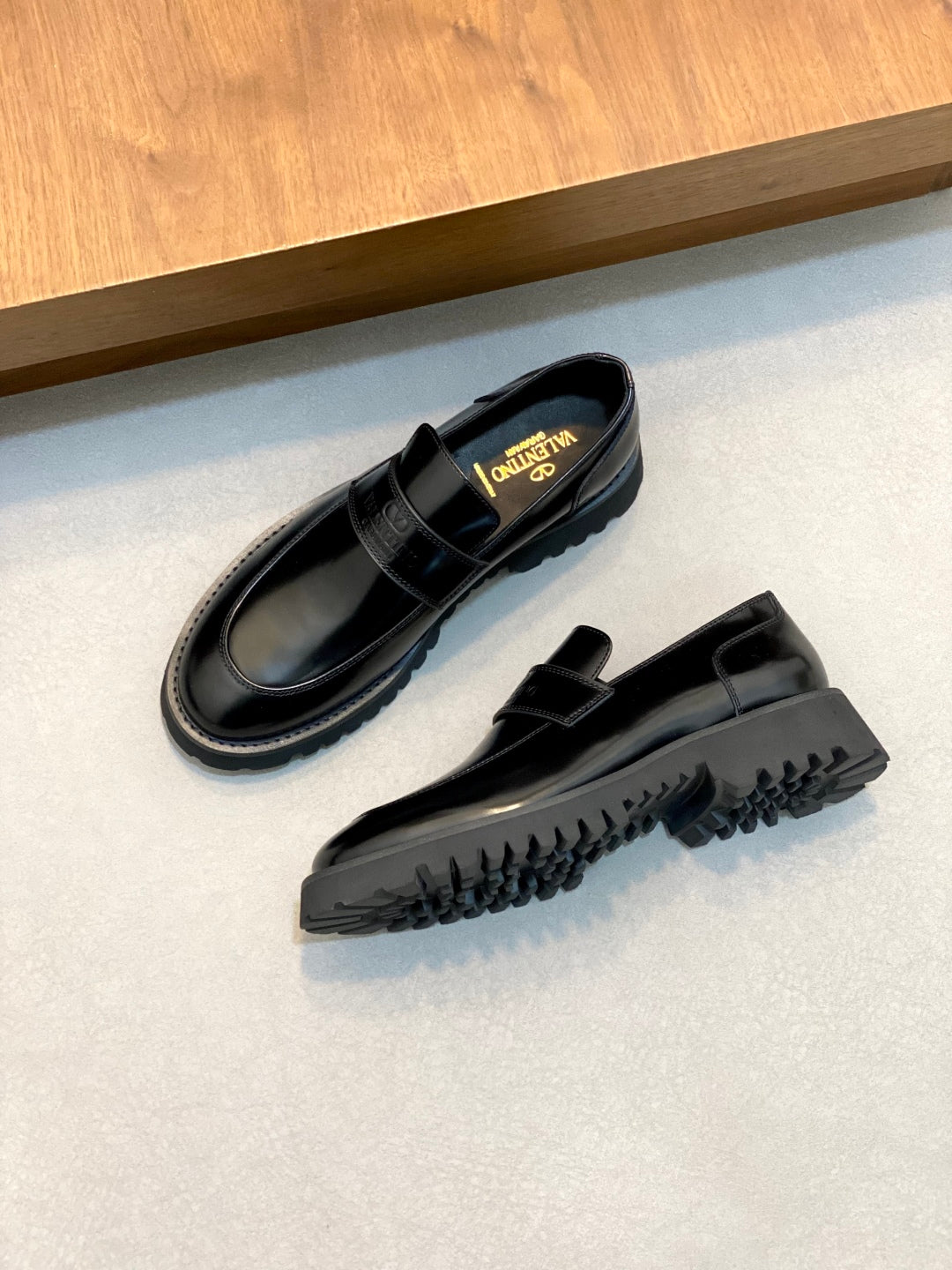 LuxluxHouse Best Quality Shoes Valentino