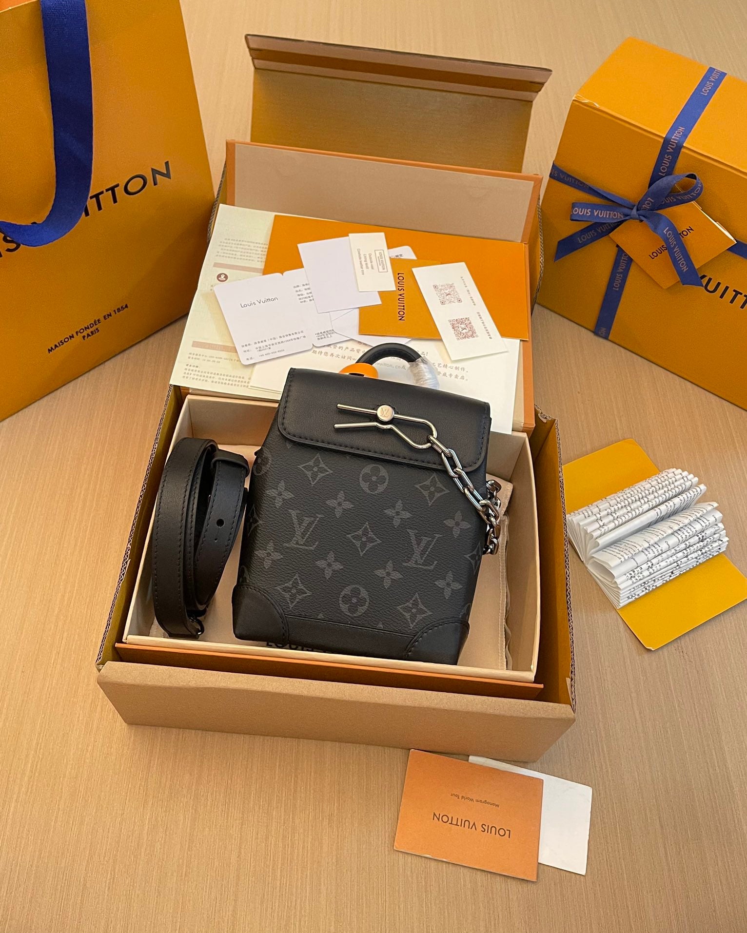 women Louis Vuitton Top Bag M82774 (LuxluxHouse)