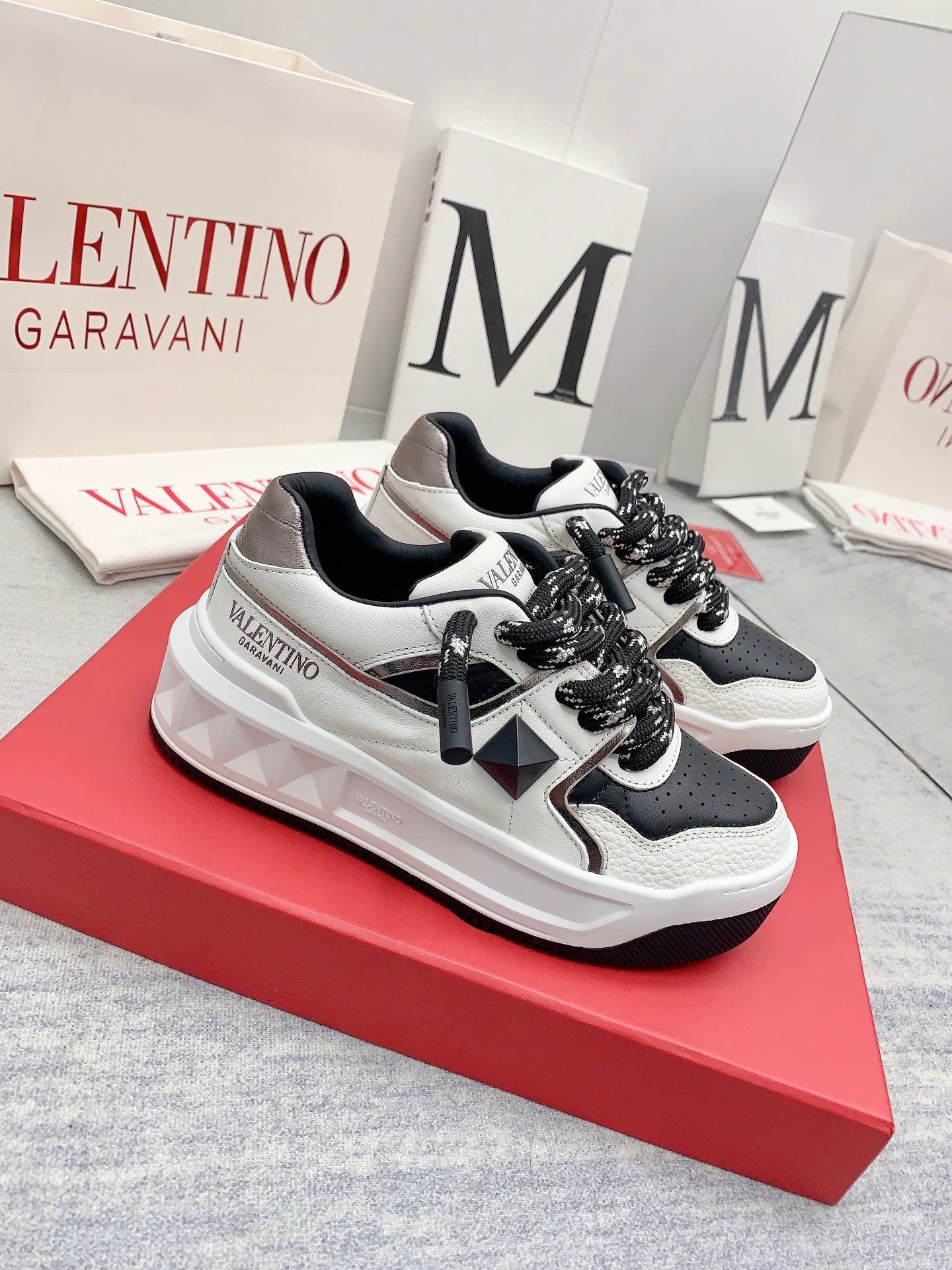 LuxluxHouse Best Quality Shoes Valentino