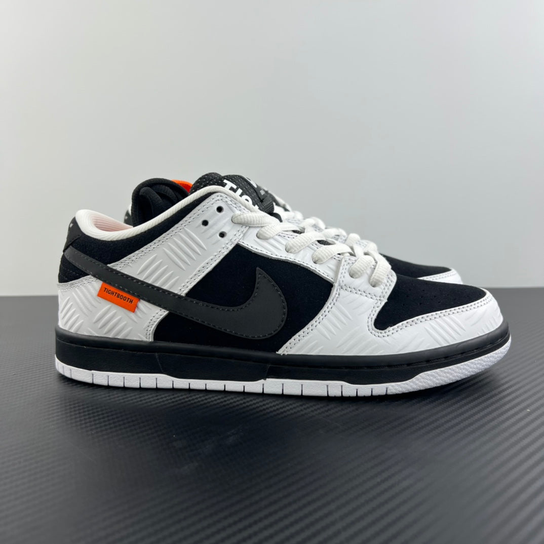 AY Batch-TGHTBOOTH x Dunk SB Low “Black and White”