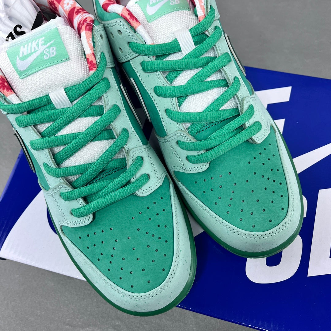 AY Batch-Concepts x NK SB Dunk Low "Seaweed Green Lobster"