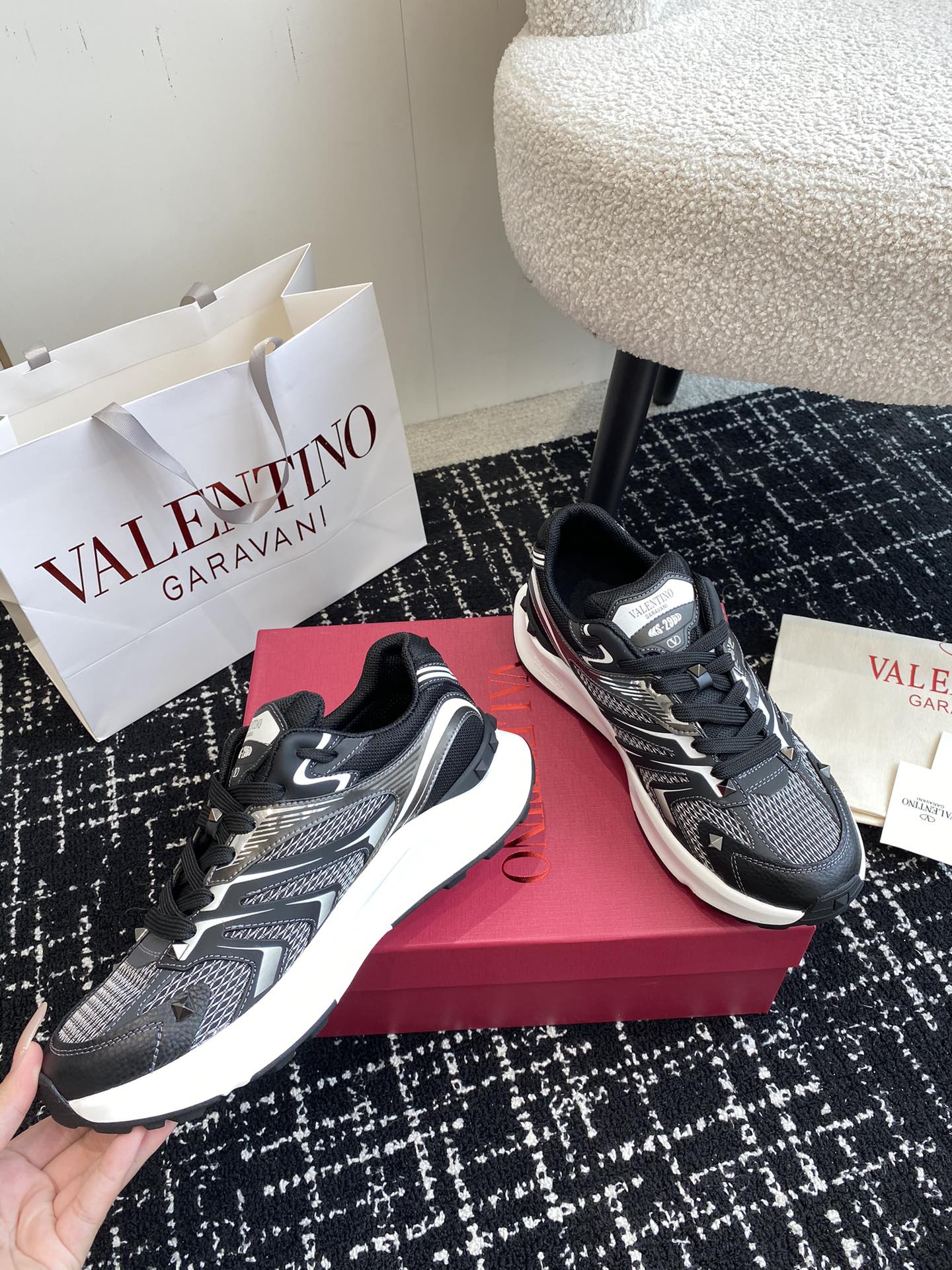 LuxluxHouse Best Quality Shoes Valentino