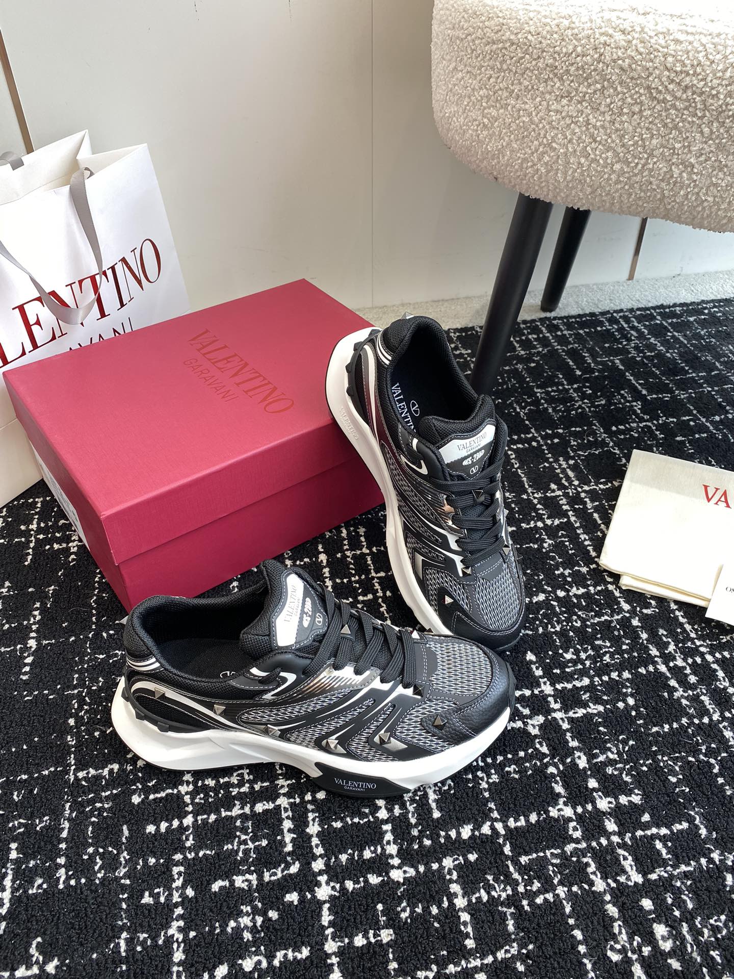 LuxluxHouse Best Quality Shoes Valentino