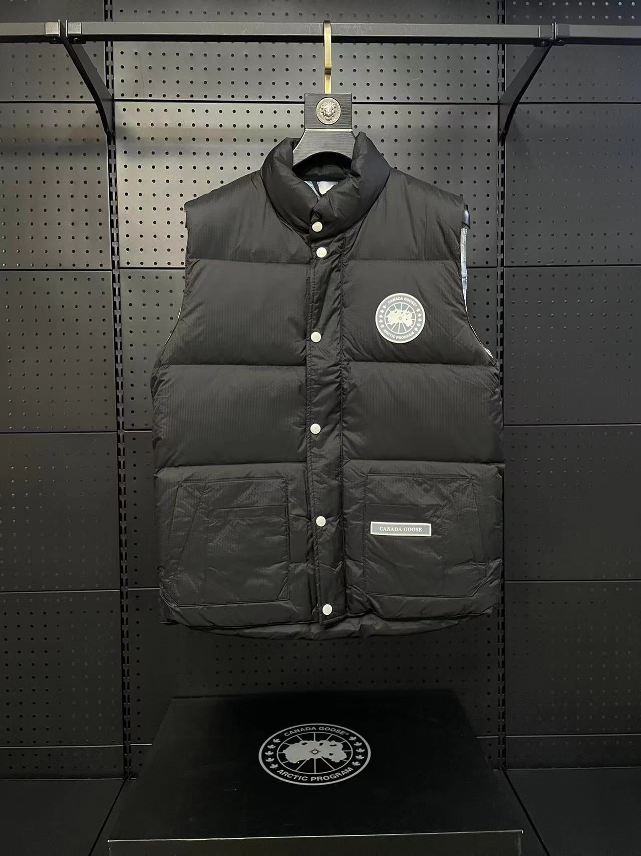 Canada Goose Coats & Jackets