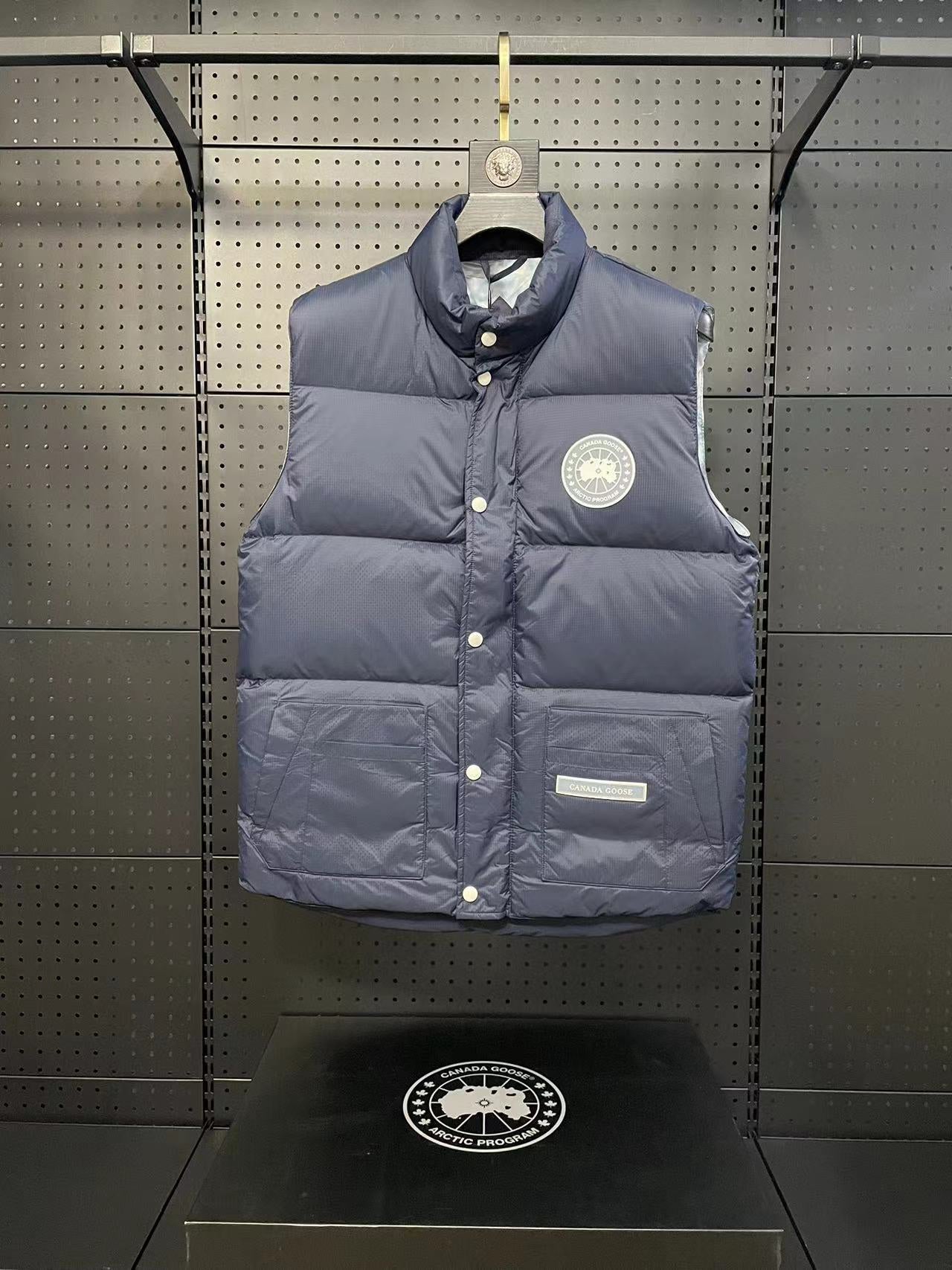 Canada Goose Coats & Jackets