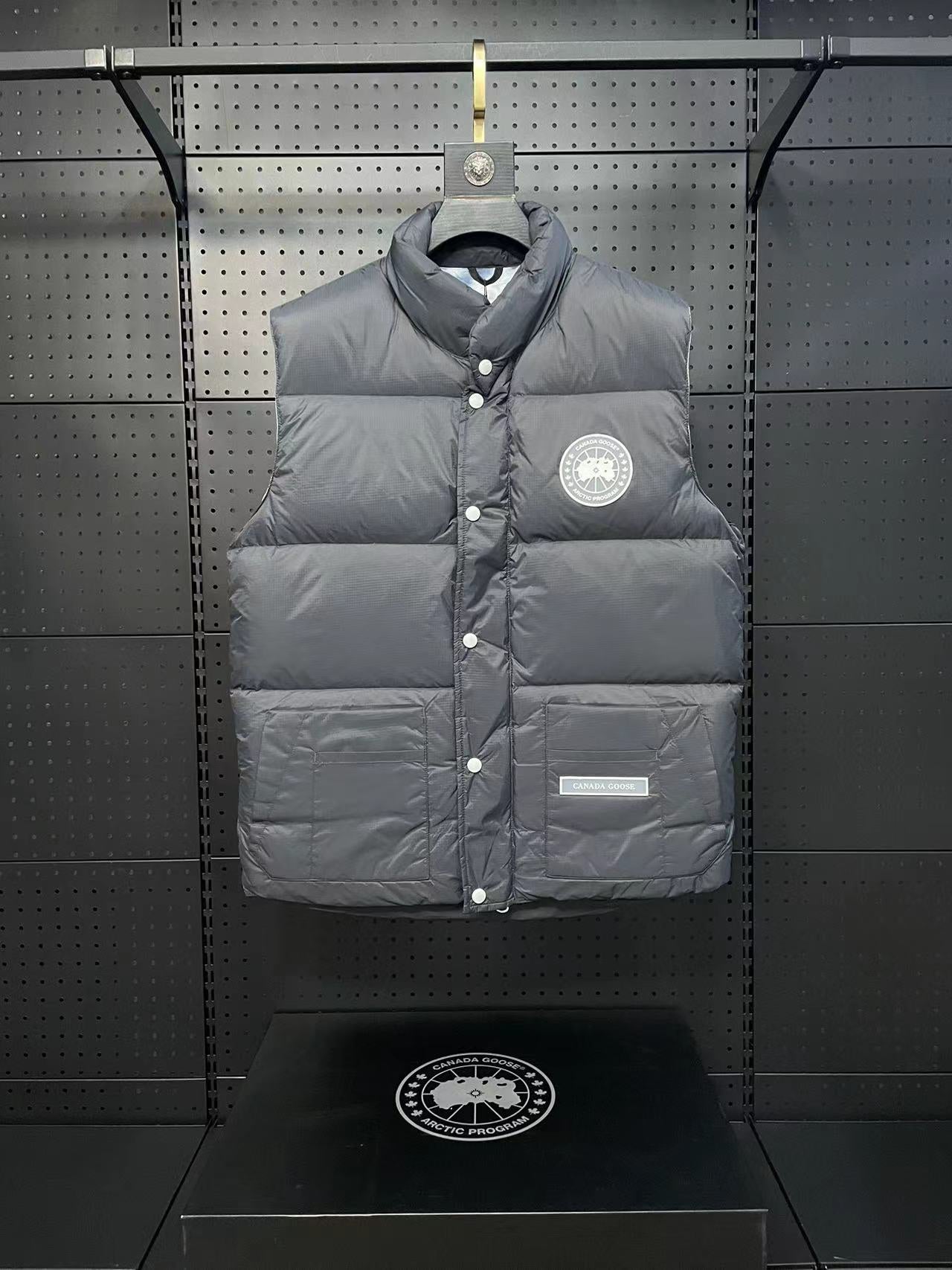 Canada Goose Coats & Jackets