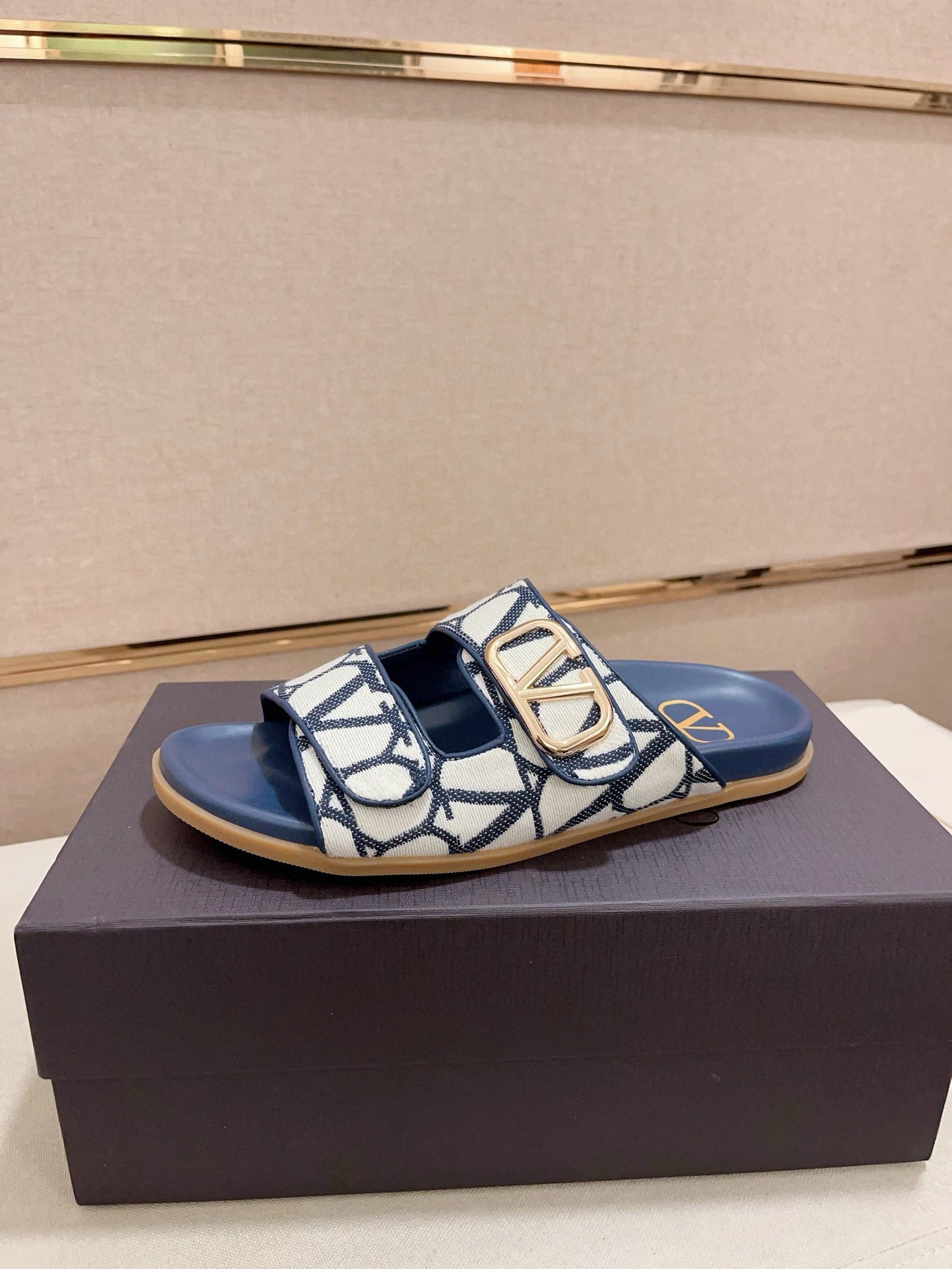 LuxluxHouse Best Quality Sandals Valentino