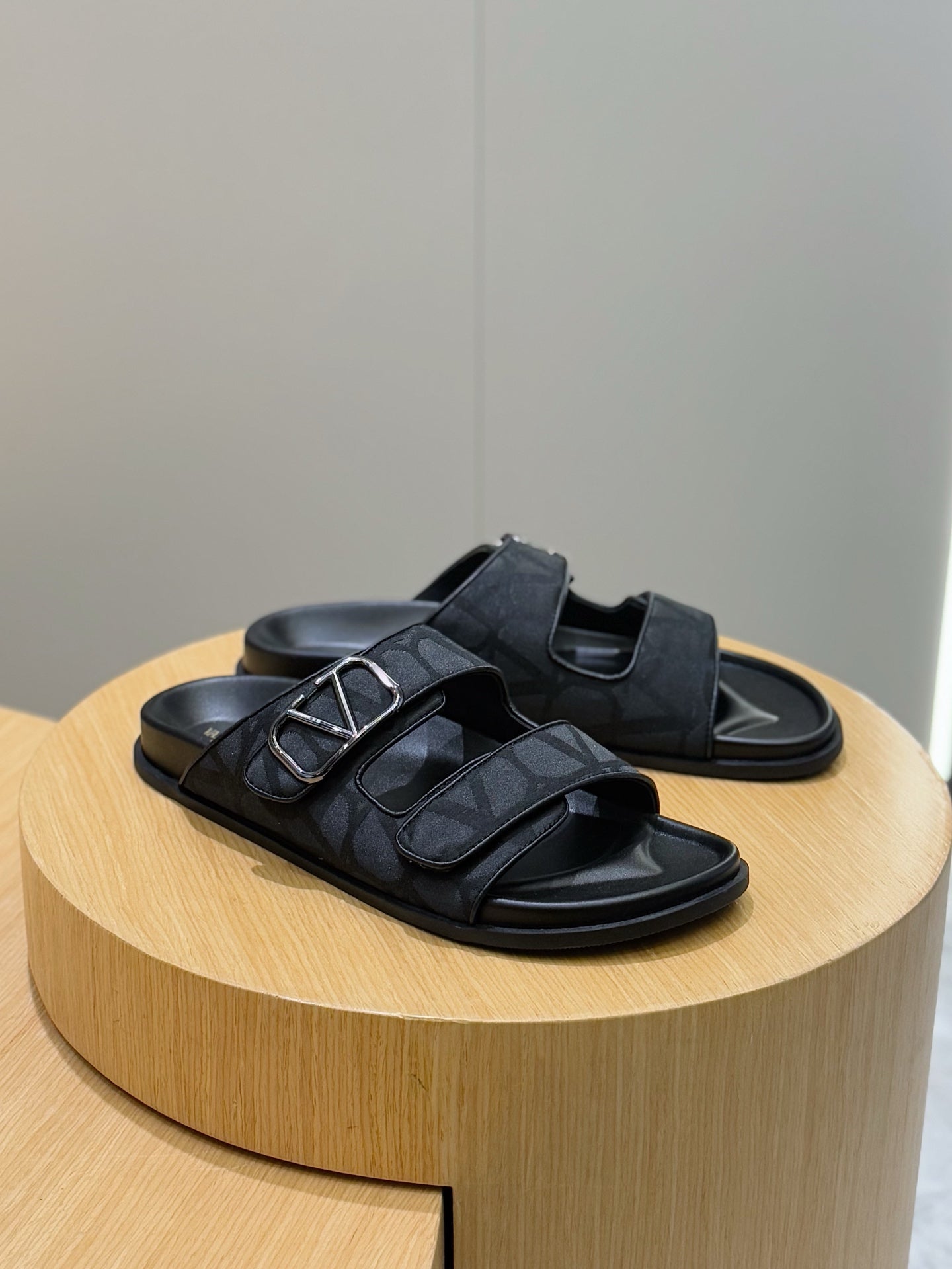 LuxluxHouse Best Quality Sandals Valentino