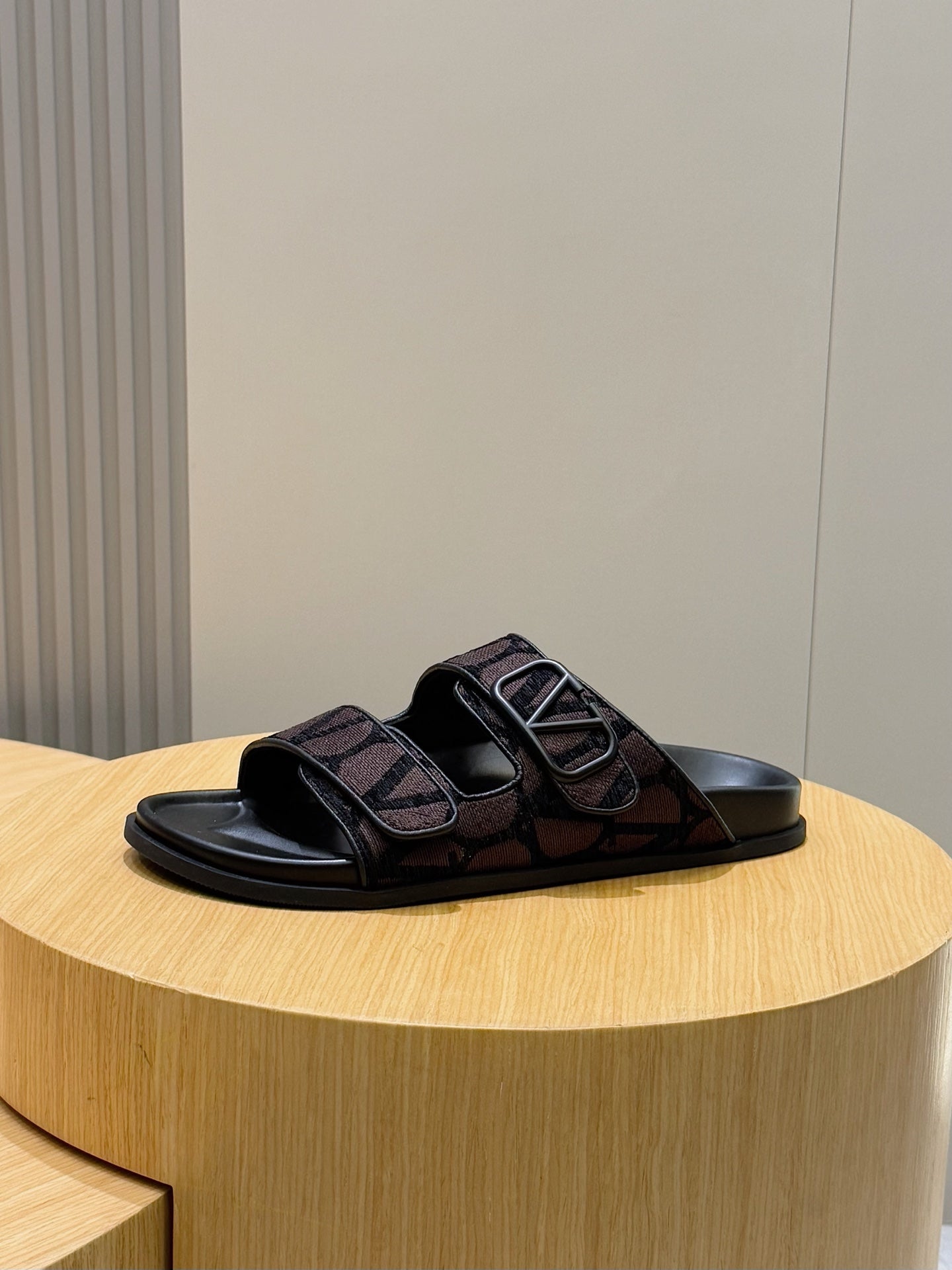 LuxluxHouse Best Quality Sandals Valentino