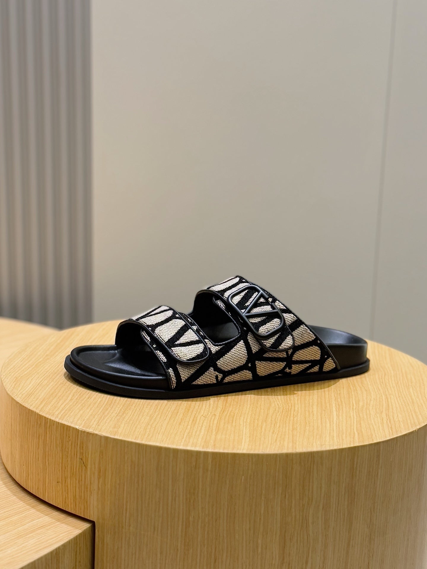 LuxluxHouse Best Quality Sandals Valentino