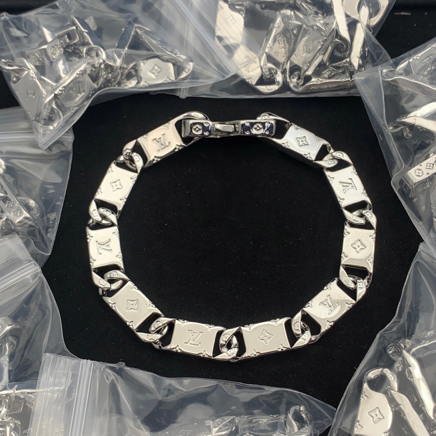 LuxluxHouse Low Price And High Quality Accessories Louis Vuitton