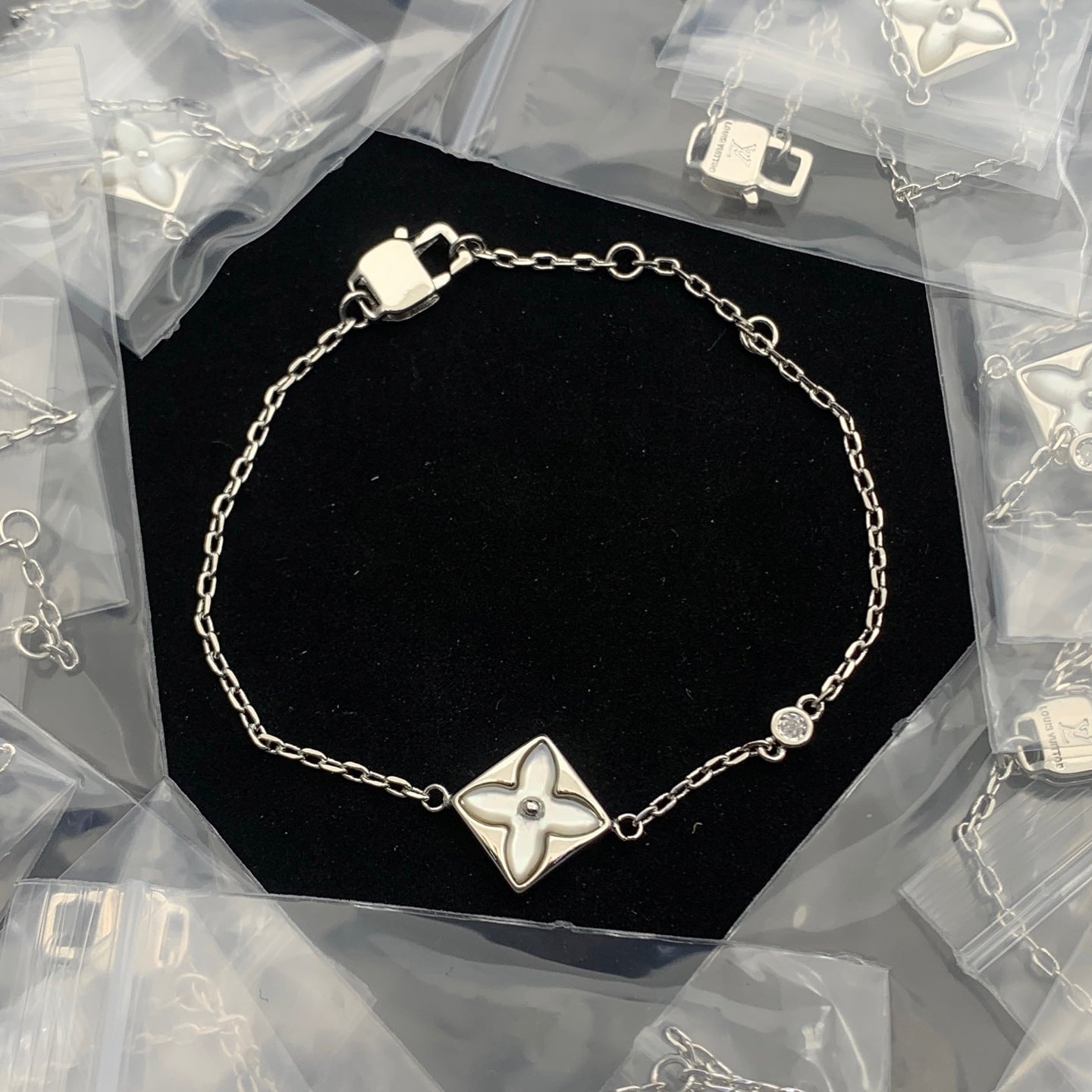 LuxluxHouse Low Price And High Quality Accessories Louis Vuitton