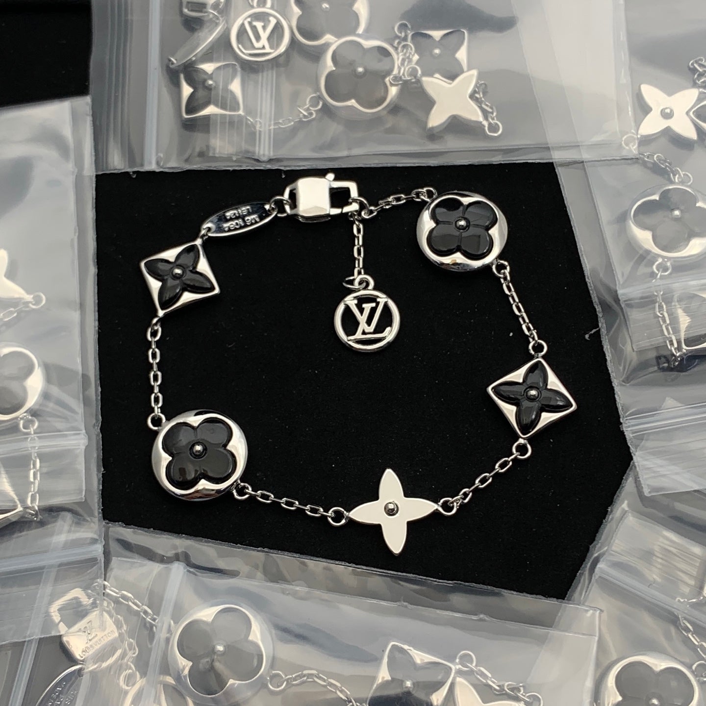 LuxluxHouse Low Price And High Quality Accessories Louis Vuitton