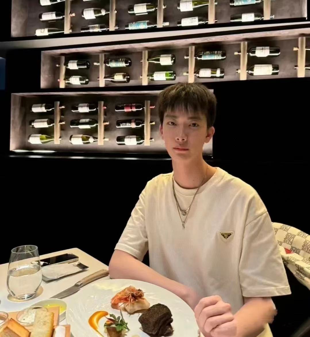 LuxluxHouse Best Quality Clothes T-shirt Prada