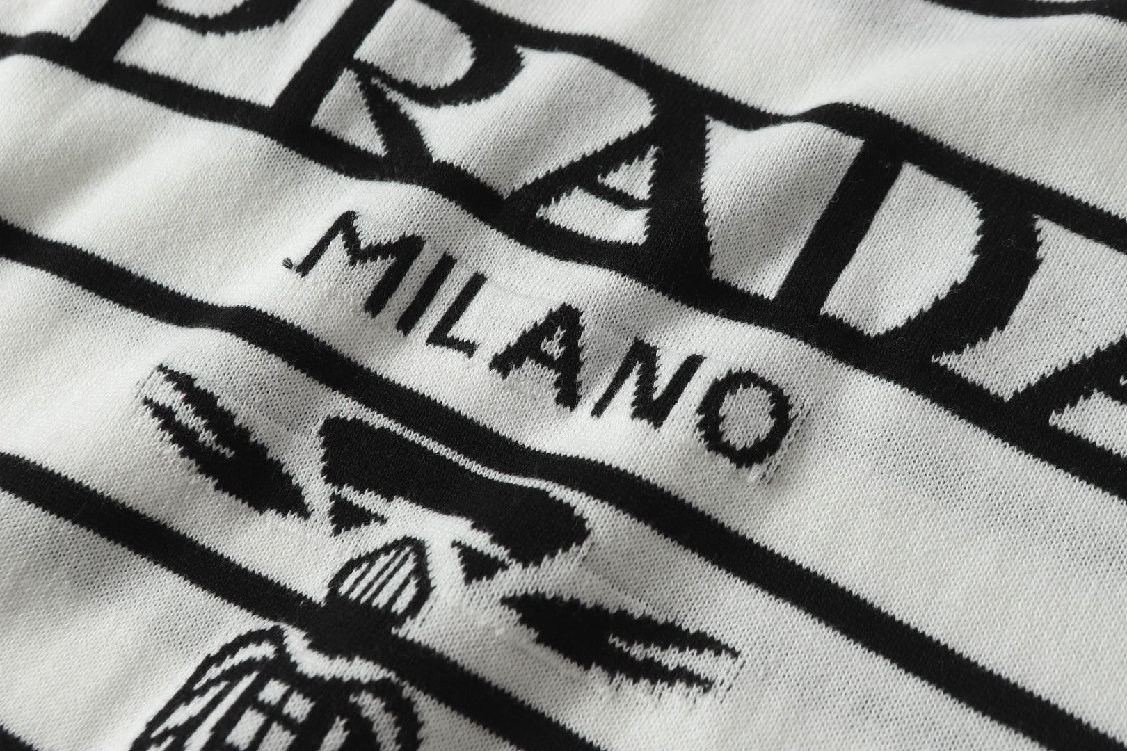 LuxluxHouse Best Quality Clothes T-shirt Prada