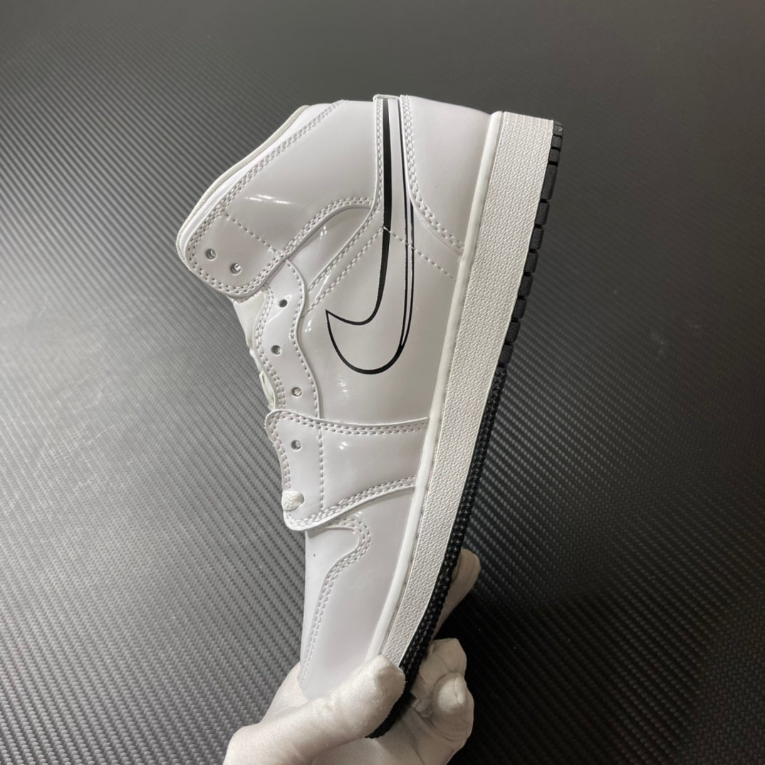 DT Batch-Air Jordan 1 Mid “Sneaker School”